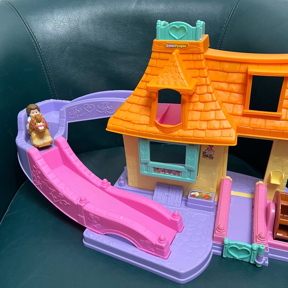 Fisher Price 2012 Little People Belles Klip Klop Cottage With Blue Dress Belle